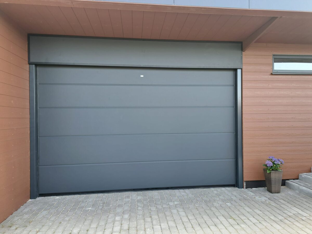 Paceļamie garāžas vārti privātmājai krāsa antarcīts