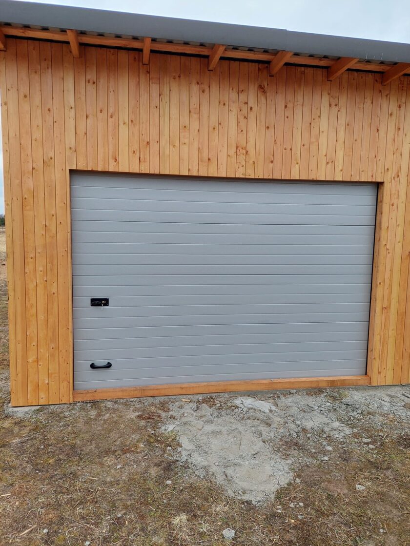 Paceļamie garāžas vārti privātmājai