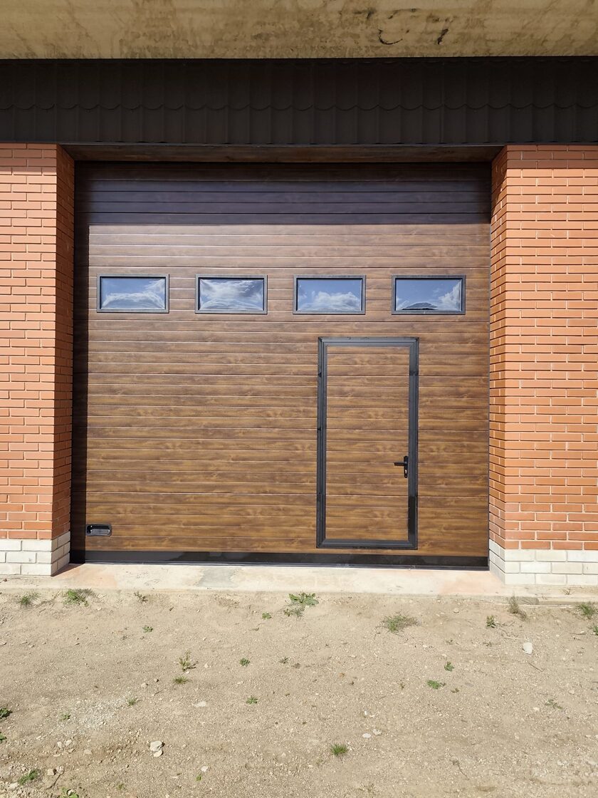 Paceļamie garāžas vārti privātmājai brūni